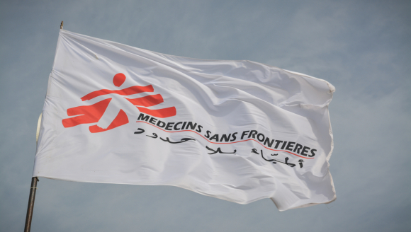 Advocacy-Arbeit: Flagge Ärzte ohne Grenzen im Geflüchtetencamp