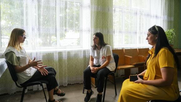 Drei Frauen in Stuhlkreis im Gespräch miteinander, eine ist Projektkoordinatorin