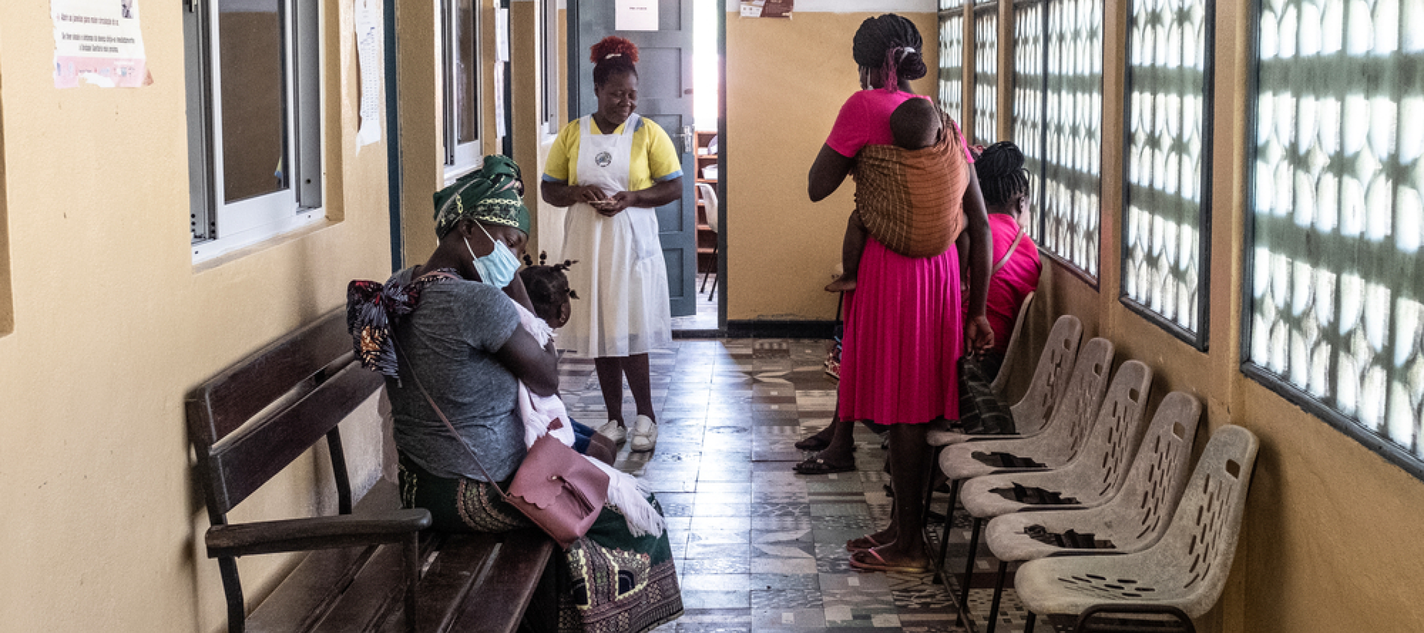 Hebamme spricht mit Patientinnen, die zur prä- und postnatalen Betreuung im Gesundheitszentrum Chingussura in Beira, Mosambik behandelt wird.