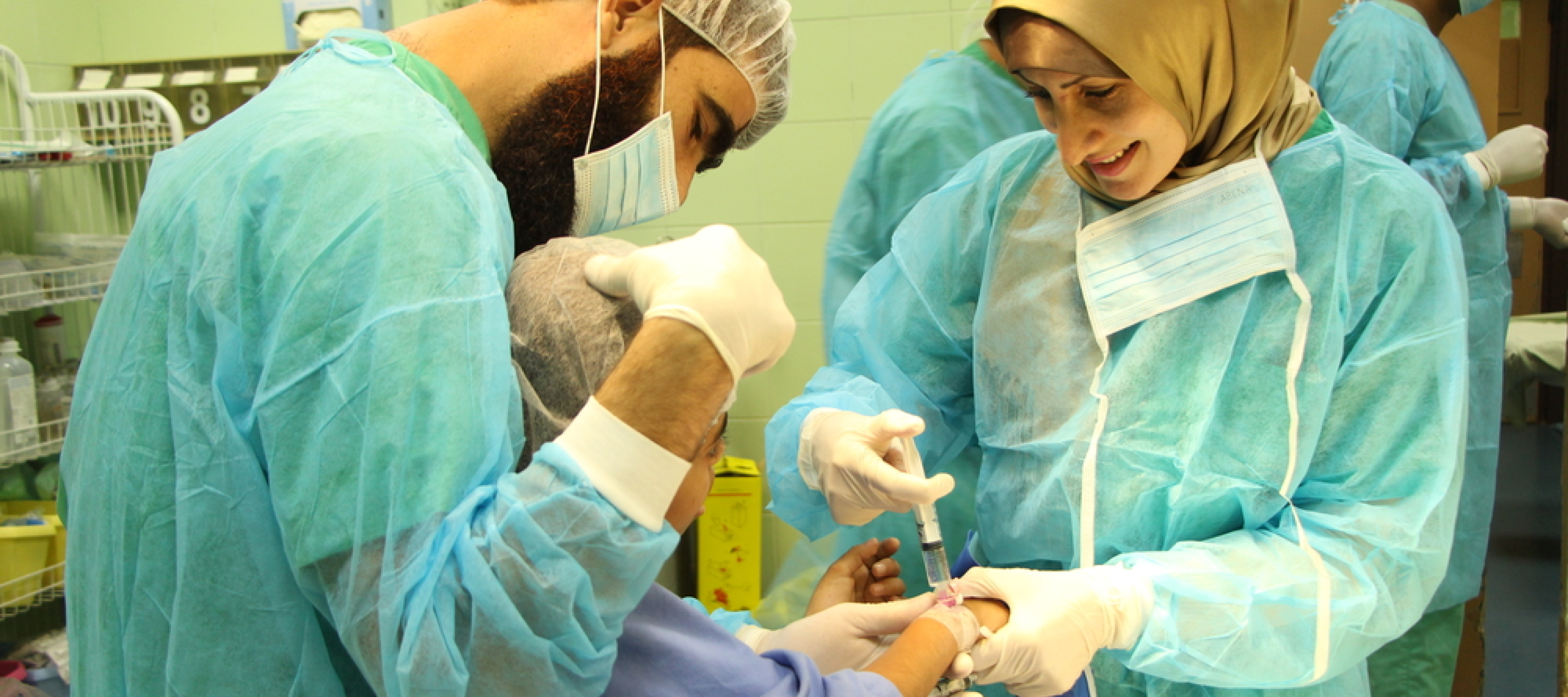 Lächelnde Anästhesistin spritzt Kind ein Medikament