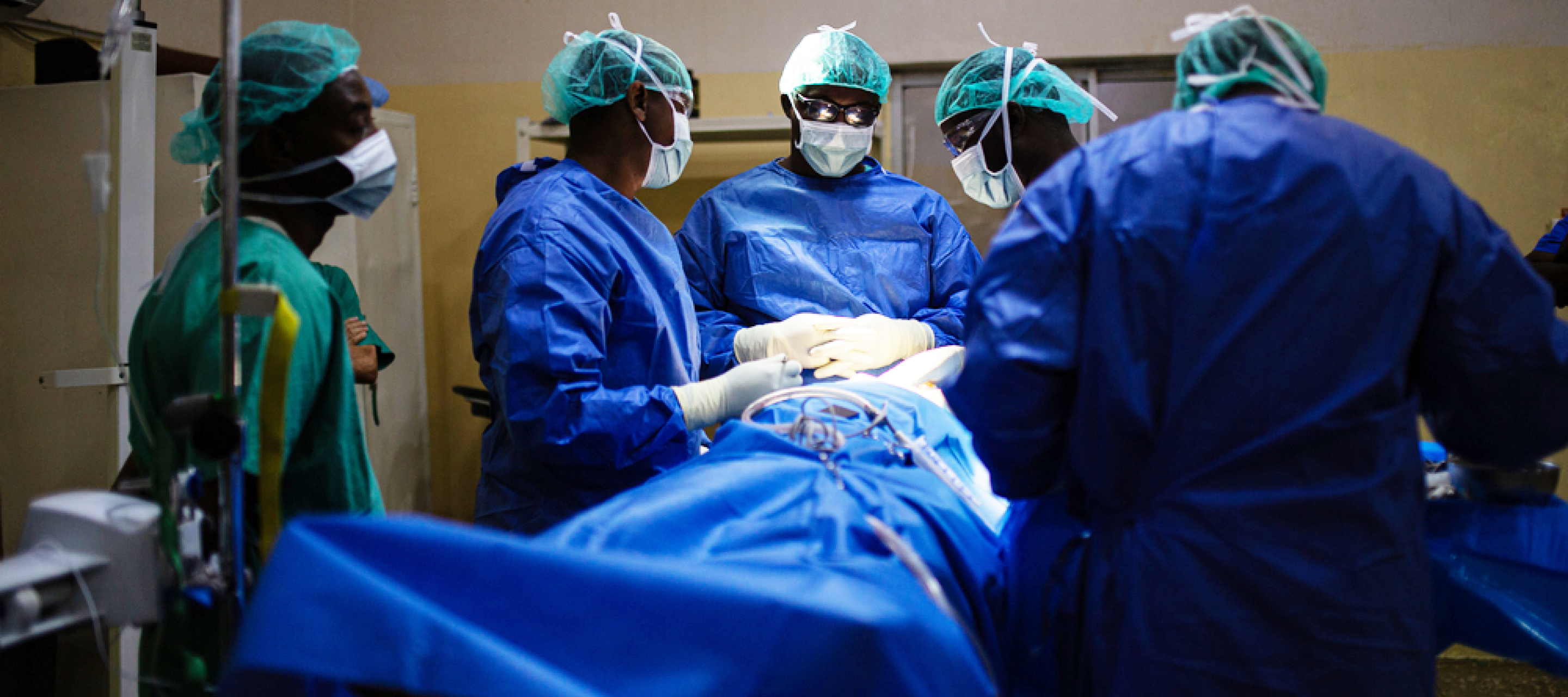 Chirurgen und OP-Pfleger*innen an OP-Tisch